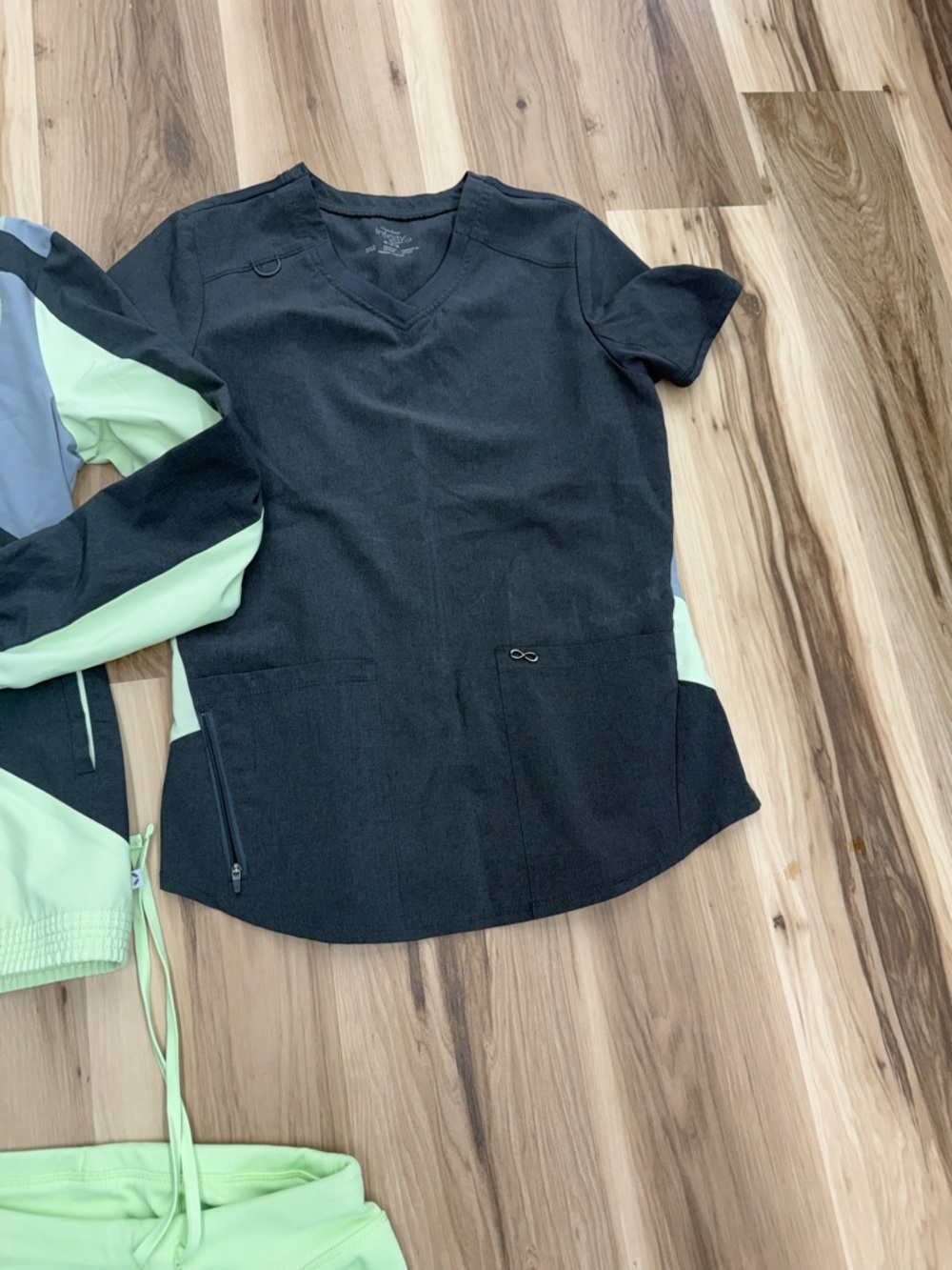 Women’s Two-Tone Mint & Black Medical Scrub Set J6 - Picture 5 of 7